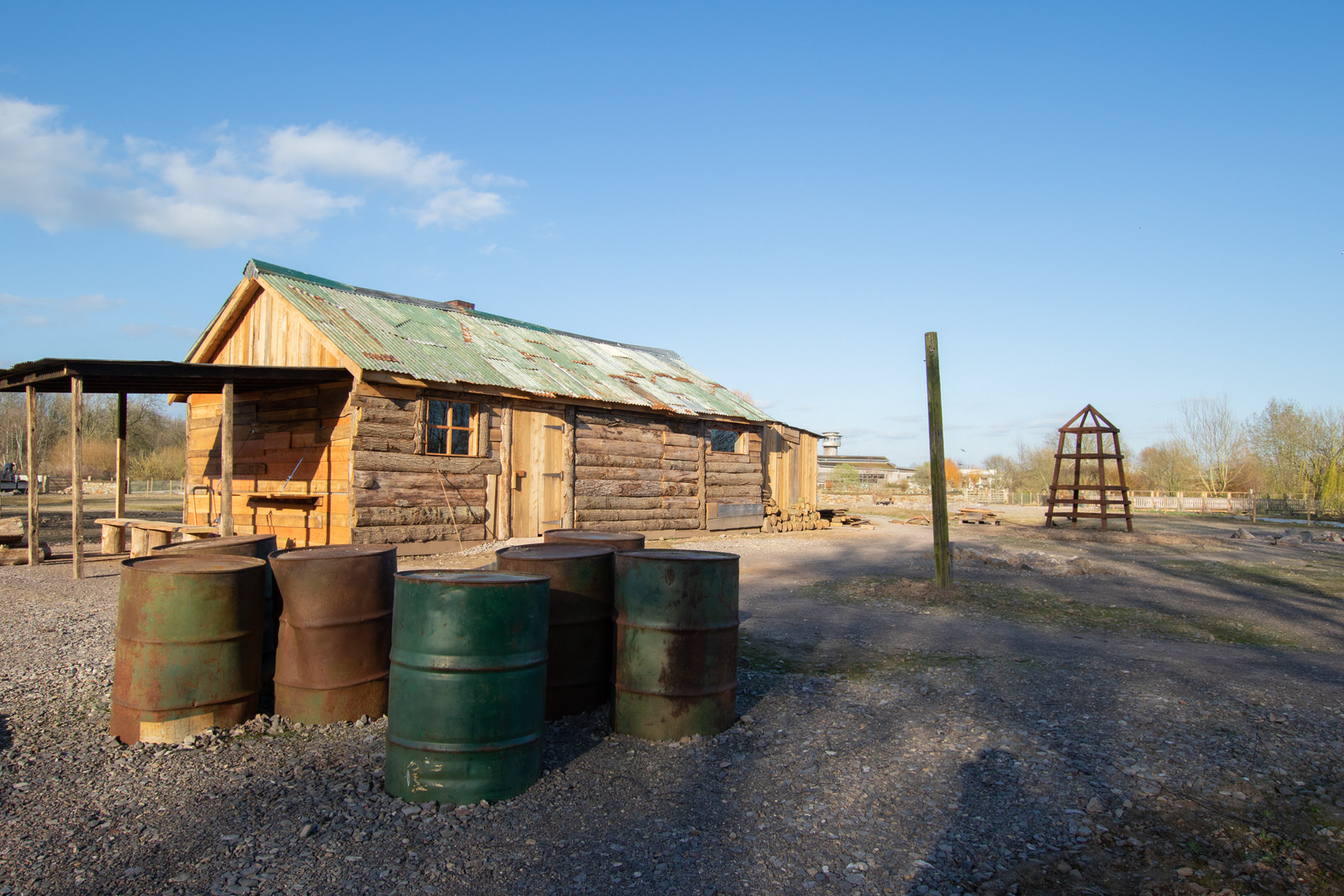 Arctic Research Hut Lands at Slimbridge